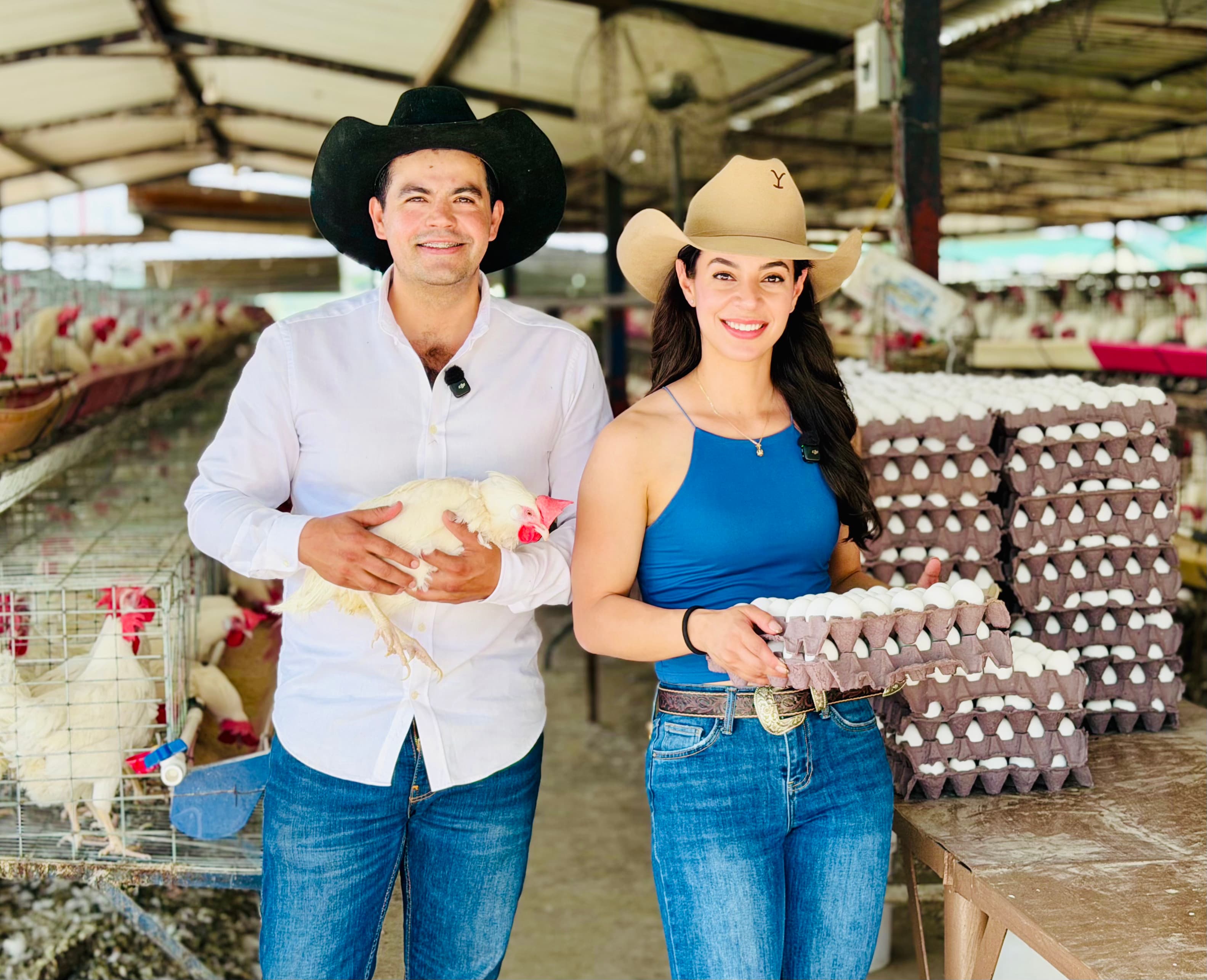 José y Andrea en granja con huevos y gallina