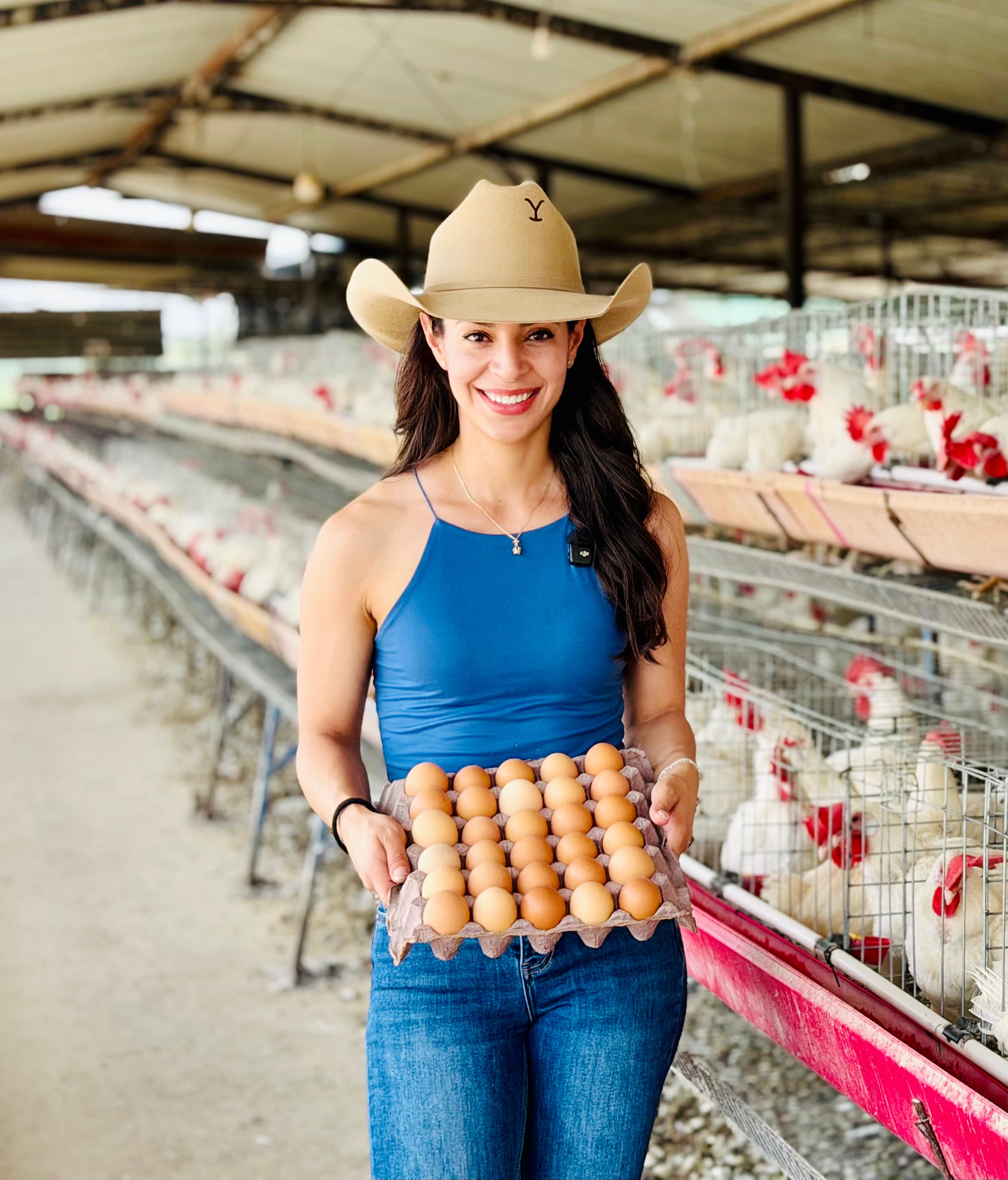 Andrea con cartón de huevos en granja avícola