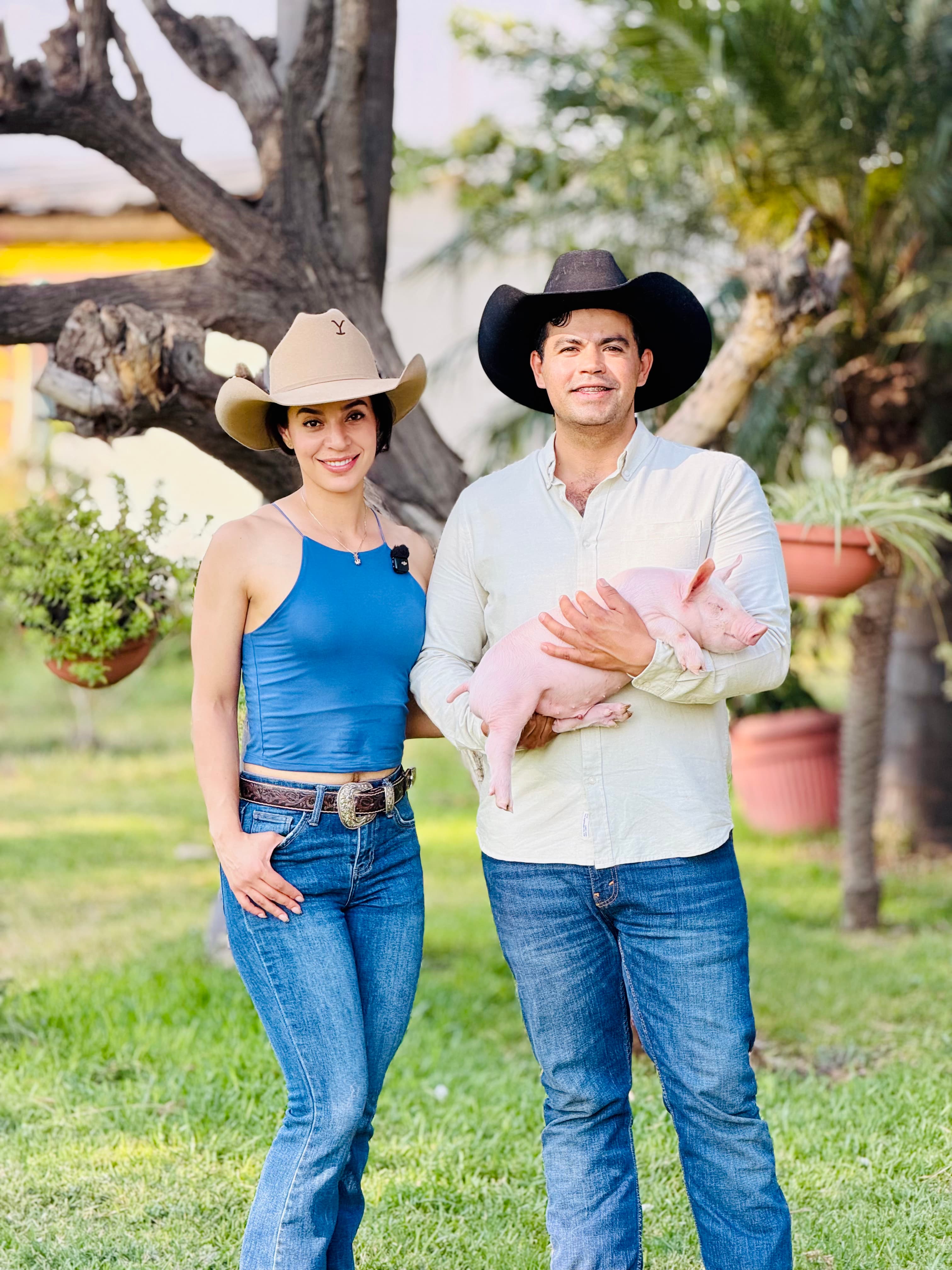 José y Andrea con cerdito en el campo